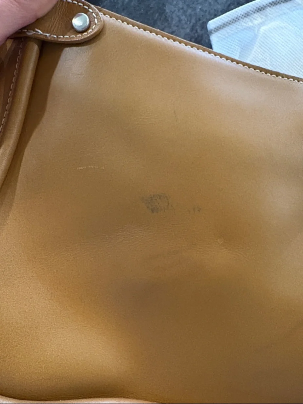 Classic Tan Shoulder Bag - Sleek Everyday Carry - Picture 4 of 4